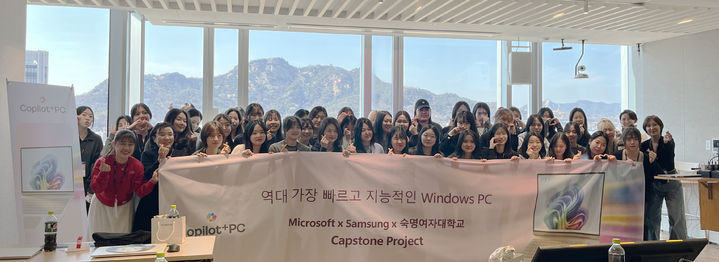 [서울=뉴시스] 숙명여대 경영학부의 기업연계형 캡스톤디자인 교과목 '마케팅 전략' 수강생들이 지난 13일 한국마이크로소프트 본사를 방문해 기념 촬영을 하고 있다. (사진=숙명여대 제공) 2026.03.17. photo@newsis.com *재판매 및 DB 금지