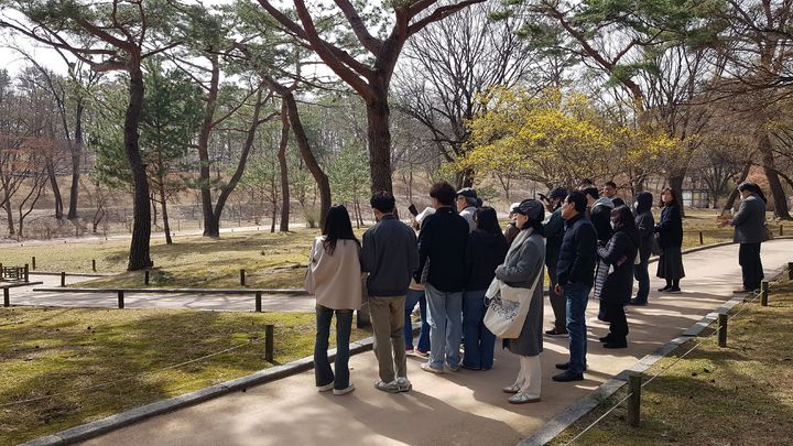 [서울=뉴시스] 창경궁 궐내각사 터 관련 해설을 듣고 있는 관람객 모습 (사진=국가유산청 제공) 2026.03.17. photo@newsis.com *재판매 및 DB 금지