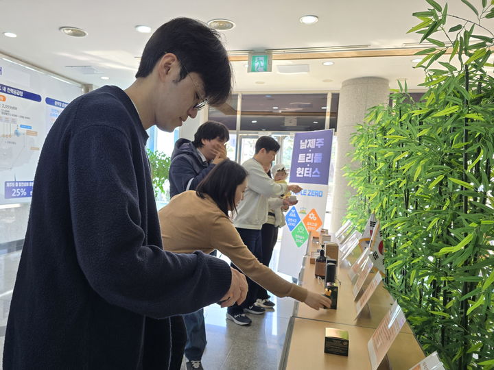 [세종=뉴시스] 한국남부발전은 지난 9일부터 5일간 제주 서귀포 남제주빛드림본부 본관에서 협력사 및 지역 주민이 함께하는 '제주 상생위크'를 성공적으로 마쳤다고 17일 밝혔다. (사진=남부발전 제공) 2026.03.17. photo@newsis.com *재판매 및 DB 금지