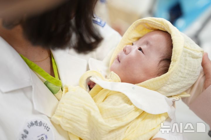 [서울=뉴시스] 서울성모병원에서 임신 23주 중 조기 분만으로 출생체중 500g의 초극소 미숙아로 태어난 주하(여아). (사진= 서울성모병원 제공) 