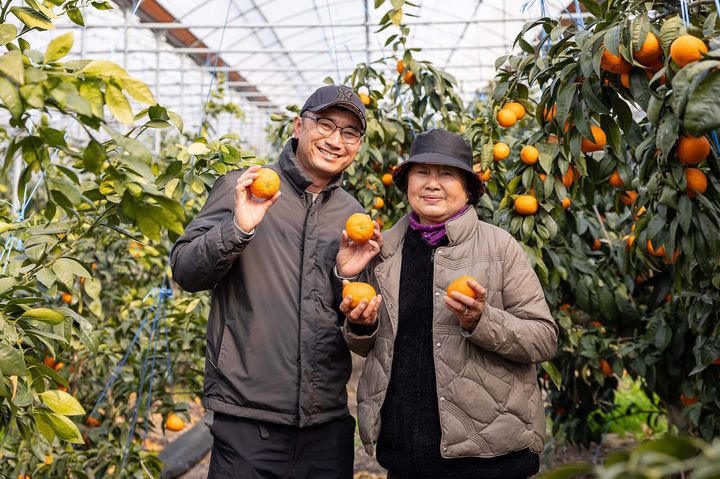 [서울=뉴시스] 오재근 만강농장 대표와 어머니 현정식 농부 (사진=쿠팡 제공) 2026.03.17. photo@newsis.com *재판매 및 DB 금지