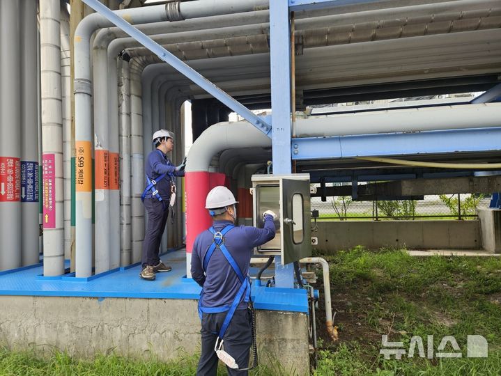 [세종=뉴시스]한국산업단지공단은 석유화학산업단지의 해묵은 난제로 지적돼 온 '고압가스 사외배관 이격거리 규제' 개선을 통해 에너지 전환을 위한 기반을 마련했다.(사진=산단공 제공)