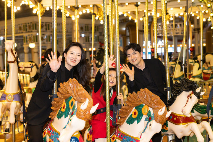 ‘포에버 모먼츠 온 화이트데이’ 당첨자 가족. (사진=롯데월드 어드벤처) *재판매 및 DB 금지