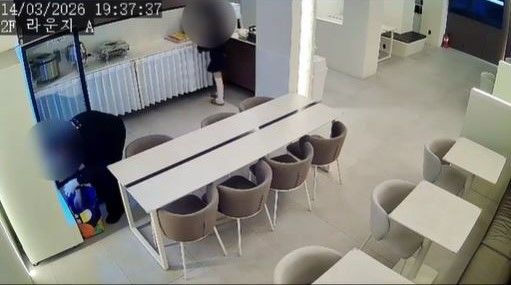 [서울=뉴시스] 서울의 한 호텔에서 한 남성이 대형 쇼핑백을 가져와 무료로 제공되는 물과 음료를 쓸어 담는 장면. 사진 스레드 캡처