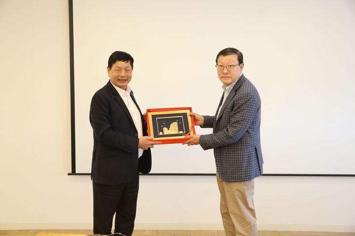 [서울=뉴시스] 허태수 GS그룹 회장(오른쪽)이 12일 서울 GS타워에서 쯔엉 지아 빈 FPT 창업자와 기념 촬영하는 모습. (사진=GS) 2026.03.17 photo@newsis.com *재판매 및 DB 금지 *재판매 및 DB 금지