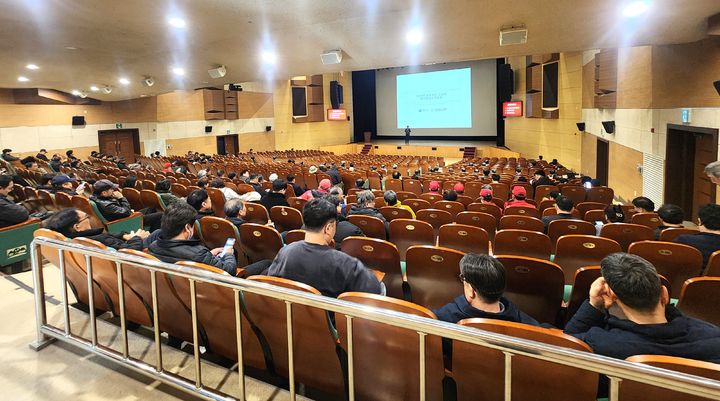 [원주=뉴시스] 백운아트홀에서 시청 소속 근로자들이 참석한 가운데 1분기 현업업무종사자 정기 안전보건교육이 진행되고 있다. (사진=원주시 제공) 2026.03.17. photo@newsis.com *재판매 및 DB 금지