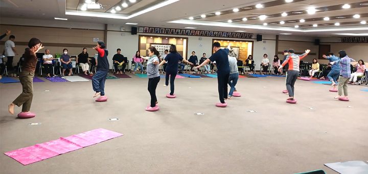 [원주=뉴시스] 맨발걷기지도자 양성 과정 교육. (사진=원주시 제공) 2026.03.17. photo@newsis.com *재판매 및 DB 금지