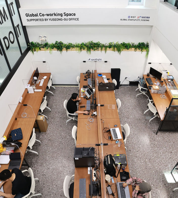 [대전=뉴시스] 대전 유성구와 창업진흥원 간 업무협약을 통해 대전 팁스타운 1층에 조성된 '글로벌 코워킹 스페이스'. *재판매 및 DB 금지