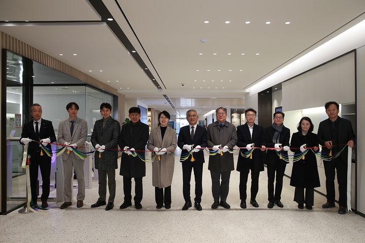 [대전=뉴시스] 목원대 중앙도서관 1층 로비에서 열린 시설공사 완료식 기념촬영. (사진=목원대 제공) 2026.03.17. photo@newsis.com *재판매 및 DB 금지
