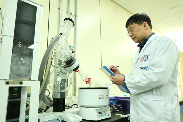 [수원=뉴시스] 최춘환 바이오 연구개발팀 박사. (사진=경과원 제공) 2026.03.17. photo@newsis.com *재판매 및 DB 금지