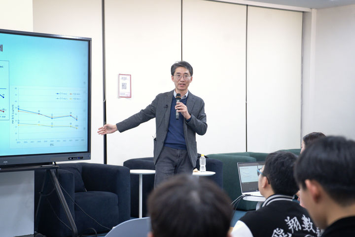 [서울=뉴시스] 세종대 학술정보원이 지난 5일 개최한 '제9회 학정포럼'에서 송지현 교수가 강연을 하고 있다. (사진=세종대 제공) 2026.03.17. photo@newsis.com *재판매 및 DB 금지