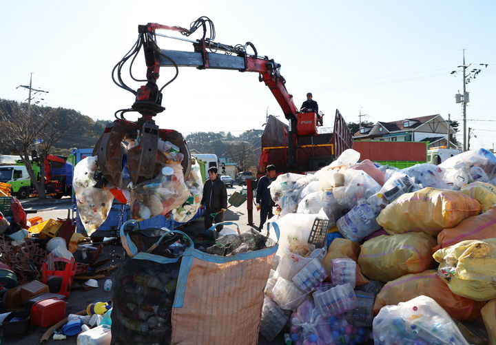 [태안=뉴시스] 지난해 11월28일 충남 태안군이 새마을운동 태안군지회와 함께 고남면 일원에서 모은 숨은 자원을 분류하고 있다. (사진=태안군 제공) 2026.03.17. photo@newsis.com&nbsp; *재판매 및 DB 금지