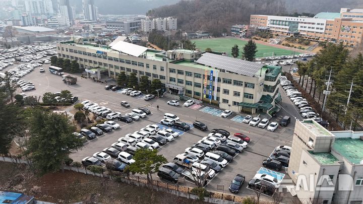 [옥천=뉴시스] 연종영 기자 = 충북 옥천군은 17일 군과 의회가 입주할 신청사를 내년 2월 말에 준공한다고 밝혔다. 1978년부터 사용 중인 옥천읍 삼양리 현청사. 신청사는 현청사에서 직선거리 기준 500m쯤 떨어진 옥천읍 문정리 일원에 짓고 있다. 2026.03.17. jyy@newsis.com 