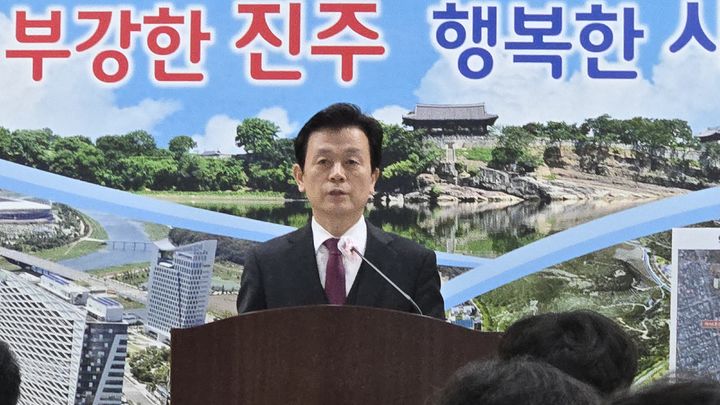 [진주=뉴시스] 정경규 기자 = 조규일 진주시장은 17일 시청 브리핑룸에서 진주시 원도심 활성화 종합대책을 발표하고 있다.2026.03.17.jkgyu@newsis.com *재판매 및 DB 금지