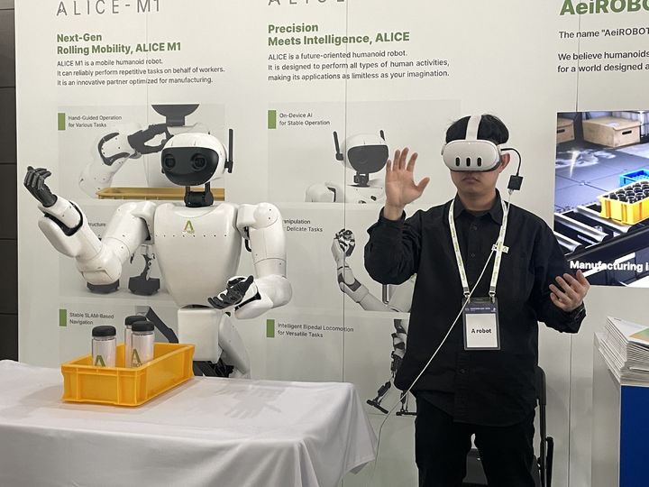 [서울=뉴시스] 이주영 기자 = ‘에이로봇’이 17일 오전 서울 강남구 코엑스에서 진행된 'AWS 유니콘데이 2026'에서 휴머노이드 로봇 '앨리스'와 관련 기술을 시연했다. 2026.03.17. zoo@newsis.com *재판매 및 DB 금지