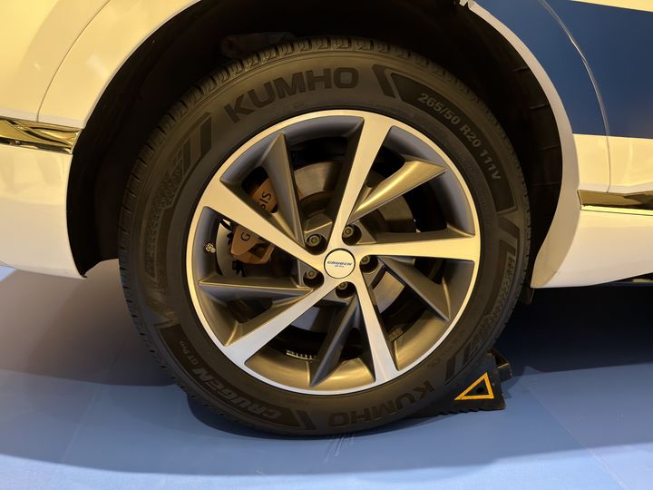 [서울=뉴시스] 김민성 기자 = 금호타이어가 17일 오전 서울 용산구 그랜드하얏트 서울에서 '크루젠 GT 프로' 출시 기자간담회를 진행했다. 행사장에 크루젠 GT 프로가 장착된 제네시스 GV80이 전시돼 있다. 2026.03.17. kms@newsis.com. *재판매 및 DB 금지