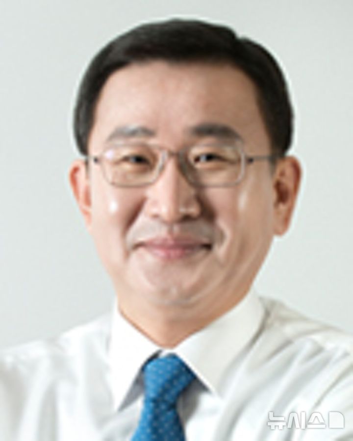 [통영=뉴시스] 신정철 기자= 더불어민주당 경남도당 공직후보자추천관리위원회는 17일, 통영시청 브리핑룸에서 기자회견을 갖고 6·3 지방선거 거제·통영시장 후보에 변광용 거제시장, 강석주 전 통영시장을 각각 단수 공천했다. 사진은 강석주 전 통영시장.(사진=뉴시스DB).2026.03.17. sin@newsis.com