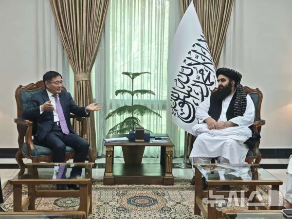 [베이징=뉴시스] 웨샤오융 중국 외교부 아프가니스탄사무특사는 지난 7∼14일 아프가니스탄과 파키스탄을 각각 방문해 최근 양국 간 충돌에 대해 중재했다고 16일 밝혔다. 사진은 웨 특사가 아미르 칸 무타키 아프간 외무장관과 만나는 모습.(사진=중국 외교부 홈페이지 갈무리) 2026.03.17 photo@newsis.com