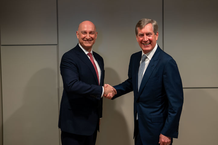 [서울=뉴시스] 악수하는 사이먼 쇼 세빌스 그룹 CEO와 로이 H. 마치 이스트딜 시큐어드 회장. (출처=세빌스) 2026.03.17. photo@newsis.com *재판매 및 DB 금지