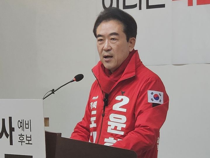 [청주=뉴시스] 이도근 기자= 윤희근 국민의힘 충북지사 예비후보가 17일 청주시 상당구 문화동 충북도청 브리핑룸에서 안전 관련 공약을 발표 기자회견을 하고 있다. 2026.03.17. nulha@newsis.com *재판매 및 DB 금지