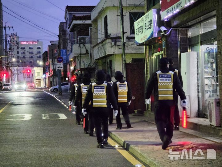 [제주=뉴시스] 제주도자치경찰단 주민자치경찰대가 11일 제주시 일대에서 야간 방범 도보 순찰을 하고 있다. (사진=제주도자치경찰단 제공) 2026.03.17. photo@newsis.com