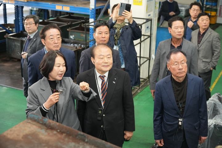 [부산=뉴시스] 부산상공회의소는 양재생 회장이 표면처리 전문기업 동아플레이팅을 방문해 현장 애로사항을 청취하고 스마트팩토리 시찰 등 현장 간담회를 개최했다. (사진=부산상공회의소 제공) 2026.03.17. photo@newsis.com *재판매 및 DB 금지