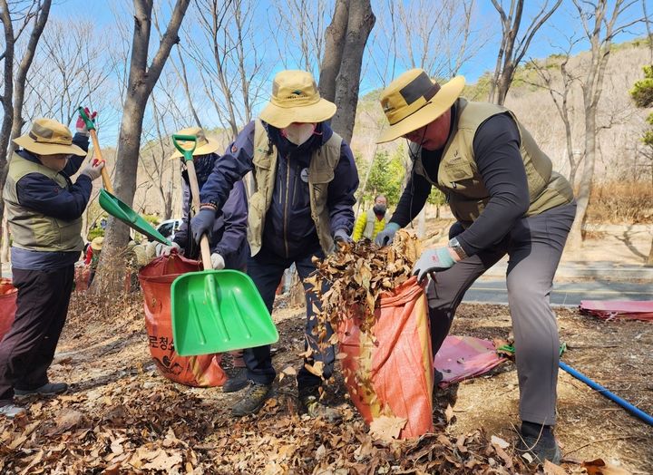 [대구=뉴시스] 국립공원공단 팔공산국립공원동부사무소는 동화마을과 갓바위자생식물원 일대에서 새봄맞이 대규모 환경정화 활동을 추진했다. (사진=팔공산국립공원동부사무소 제공) 2026.03.17. photo@newsis.com *재판매 및 DB 금지