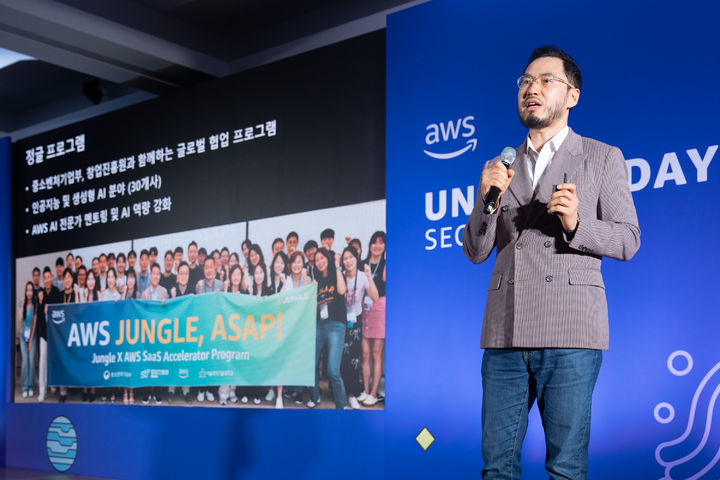 [서울=뉴시스] 이주영 기자 = 이기혁 아마존웹서비스(AWS) 코리아 스타트업 에코시스템 총괄은 17일 오전 서울 강남구 코엑스에서 진행된 'AWS 유니콘데이 2026'에서 AI 스타트업의 성장 전략을 제안했다. (사진=AWS 제공) *재판매 및 DB 금지