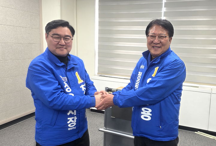 [정읍=뉴시스] 17일 기자회견을 열고 정책연대를 선언한 더불어민주당 안수용 예비후보(오른쪽)와 같은 당 최도식 예비후보(왼쪽)가 서로 손을 맞잡고 있다. (사진=후보 측 제공) 2026.03.17. photo@newsis.com *재판매 및 DB 금지