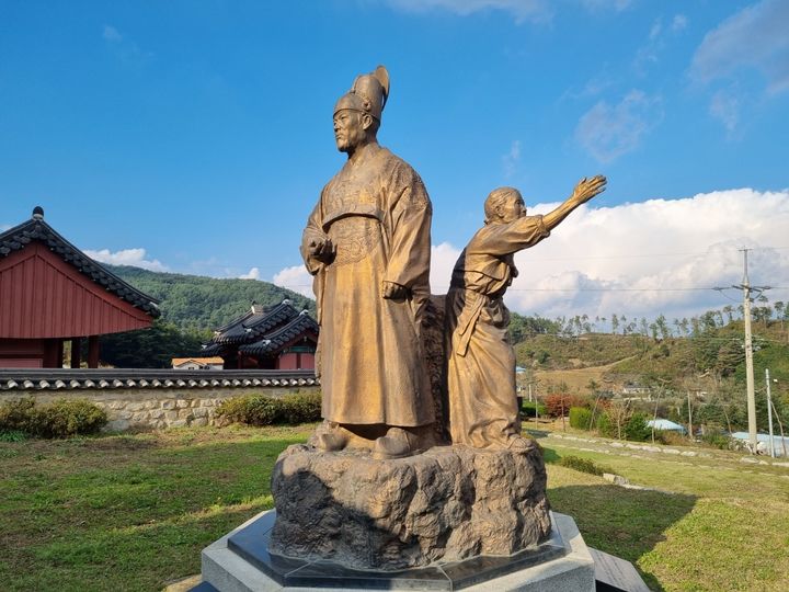 [횡성=뉴시스] 태종 이방원과 노구 할머니 동상. (사진=횡성군 제공) 2026.03.17. photo@newsis.com *재판매 및 DB 금지