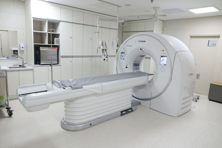 전북대학교병원은 환자 안전성과 진단 정확도를 한층 높이기 위해 최상위 CT 장비인 '애퀼리언 원 인사이트(Aquilion ONE INSIGHT, TSX-308A)'를 도입했다고 17일 밝혔다. *재판매 및 DB 금지