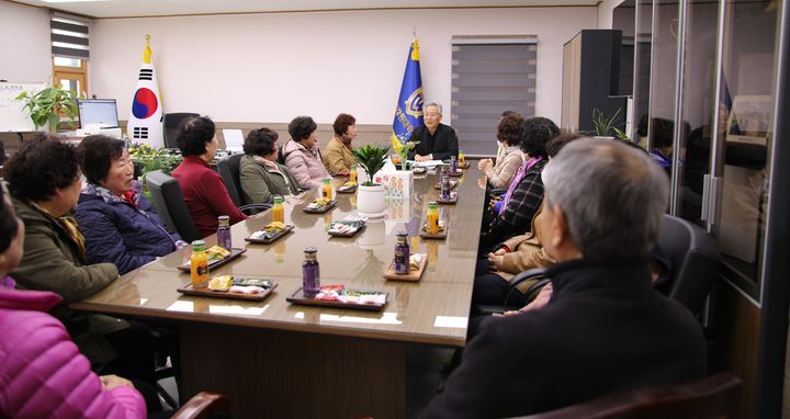 [거창=뉴시스] 국립창원대학교 거창캠퍼스 만학도 격려 차담회. (사진=거창캠퍼스 제공) 2026.03.17. photo@newsis.com&nbsp; *재판매 및 DB 금지