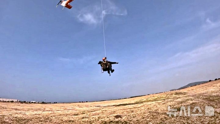 [제주=뉴시스] 제주소방안전본부가 중앙119구조본부 호남특수구조대, 전남119특수대응단과 함께 17일 제주 산악지대에서 광역 합동 기동 수색 훈련을 전개하고 있다. (사진=제주소방안전본부 제공) 2026.03.17. photo@newsis.com