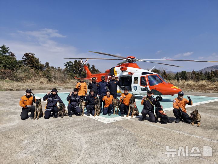 [제주=뉴시스] 제주소방안전본부가 중앙119구조본부 호남특수구조대, 전남119특수대응단과 함께 17일 제주 산악지대에서 광역 합동 기동 수색 훈련을 전개하고 있다. (사진=제주소방안전본부 제공) 2026.03.17. photo@newsis.com 