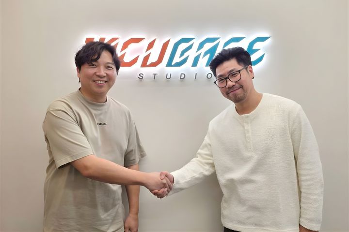 [서울=뉴시스] 닷밀은 홍콩 인큐베이스 스튜디오 아시아와 IP(지식재산권) 기반 몰입형 전시 및 엔터테인먼트 사업 협력을 위한 양해각서(MOU)를 체결했다고 17일 밝혔다. (왼쪽부터) 닷밀(dotmill) 정해운 대표이사, 인큐베이스 스튜디오(INCUBASE Studio) 시온 입(Sion Yip) 설립자 겸 CEO. (사진=닷밀(dotmill) 제공) 2026.03.17. photo@newsis.com *재판매 및 DB 금지