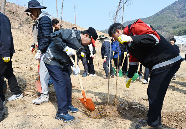 [창녕=뉴시스] 성낙인 경남 창녕군수 등이 고암면 간상리 일원에서 식목일 맞이 나무심기 행사를 하고 있다. (사진=창녕군 제공) 2026.03.17. photo@newsis.com *재판매 및 DB 금지