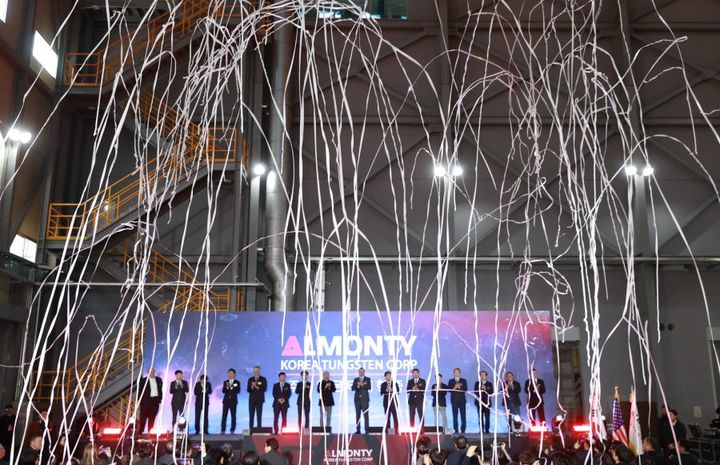 [춘천=뉴시스] 17일 강원특별자치도(도지사 김진태)는 이날 오전 영월 상동에 위치한 ㈜알몬티 대한중석 선광장에서 김진태 지사 등이 참석한 가운데 준공 기념식을 개최했다고 밝혔다. 강원특별자치도 제공. *재판매 및 DB 금지