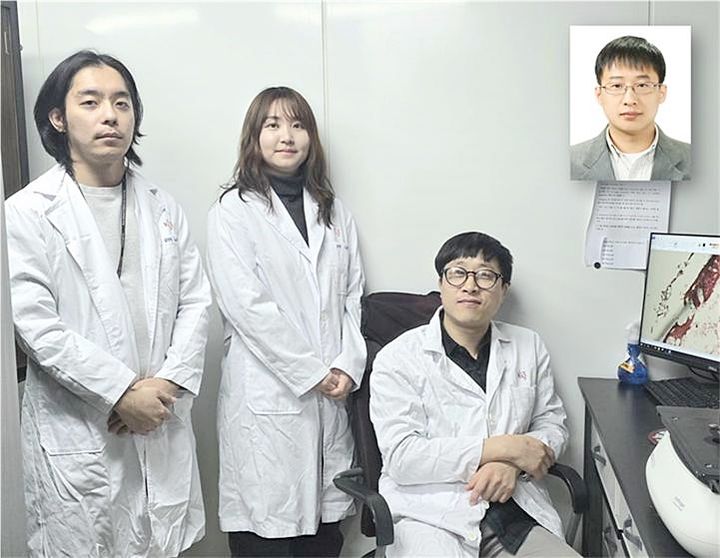 [대전=뉴시스] 국내 공동연구진이 위 점액 방어막을 튼튼하게 만드는 밀싹 추출물의 핵심성분과 작동기전을 규명하고 새로운 위장질환 치료제 및 건강 기능식품 개발을 위한 표준화 관리체계까지 구축했다. 연구결과는 국제 권위학술지에 최근 발표됐다.(왼쪽부터)추정웅 UST 박사과정생(제1저자), 김경민 KIST 박사후연구원(제1저자), 연구책임자 홍규상 선임연구원(교신저자·지도교수), 경기도경제과학진흥원 최춘환 책임연구원(교신저자).(사진=UST 제공) *재판매 및 DB 금지