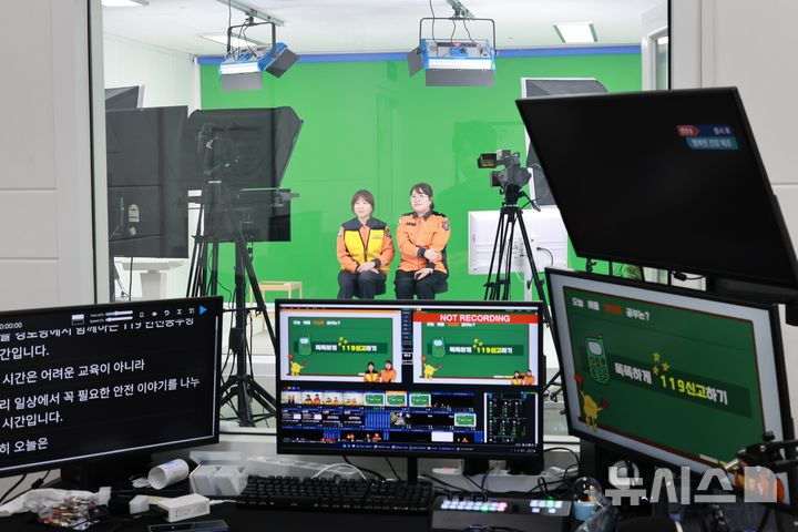 [인천=뉴시스] 소방안전강사가 스마트 경로당 영상 시스템을 활용한 시니어 소방안전교육을 진행하고 있다. (사진=인천소방본부 제공) 2026.03.17. photo@newsis.com