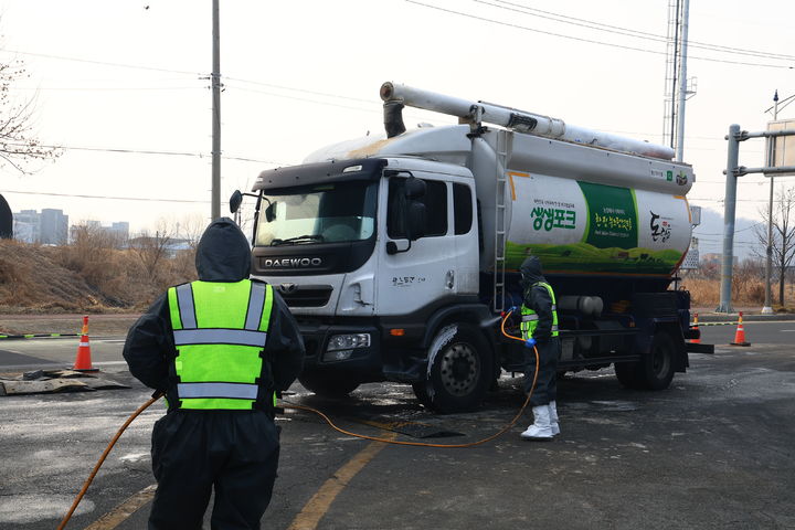 [세종=뉴시스] 아프리카돼지열병 방역 현장. (사진=농림축산식품부 제공) *재판매 및 DB 금지