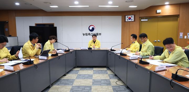 [세종=뉴시스]아프리카돼지열병(ASF) 중앙사고수습본부가 17일 관계부처와 지방자치단체가 참여하는 중수본 회의를 열고 경남 산청 소재 돼지농장 1곳(5050마리), 전남 함평 소재 돼지농장 1곳(2647마리)의 ASF 발생 상황과 방역 대책을 점검하고 있다. (사진=농림축산식품부 제공) *재판매 및 DB 금지