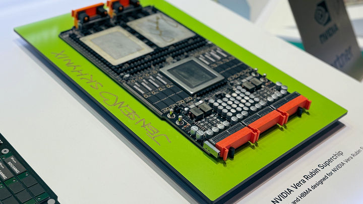 GTC 2026 SK하이닉스 부스에 전시된 엔비디아 차세대 AI 가속기 ‘베라 루빈’. 엔비디아 젠슨 황 CEO가 “JENSEN ♡ SK HYNIX” 사인을 남겼다. (사진=SK하이닉스 제공) *재판매 및 DB 금지