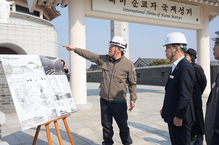 [서산=뉴시스] 신필승 서산시 부시장이 17일 해미국제성지 순례방문자센터 공사 현장을 찾아 공사 관계자로부터 추진 상황을 보고 받고 있다. (사진=서산시 제공) 2026.03.17. photo@newsis.com *재판매 및 DB 금지