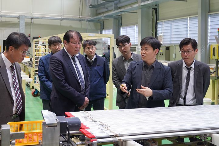 [세종=뉴시스]한국에너지기술평가원이 지난 16일 대전 유성구에 위치한 '원전 탄력운전 기술개발사업' 공동연구개발기관인 케이더블유뉴클리어콤퍼넌트(KWN)를 방문해 연구현장을 점검하고 관계자들을 격려했다고 17일 밝혔다.(사진=에기평 제공) *재판매 및 DB 금지