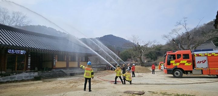 [장흥=뉴시스] 17일 전남 장흥군 보림사에서 열린 실전형 전통사찰 산불진압훈련. (사진 = 전남소방본부 제공). 2026.03.17. photo@newsis.com *재판매 및 DB 금지