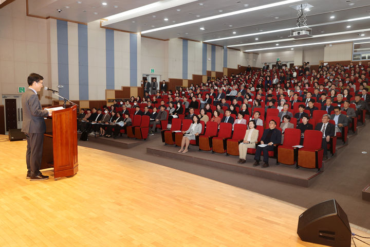 윤건영 충북도교육감이 17일 교육연구정보원 시청각실에서 교장, 본청 국과장을 대상으로 '학생맞춤통합지원 체계 구축 관리자 연수'를 주재하고 있다. *재판매 및 DB 금지