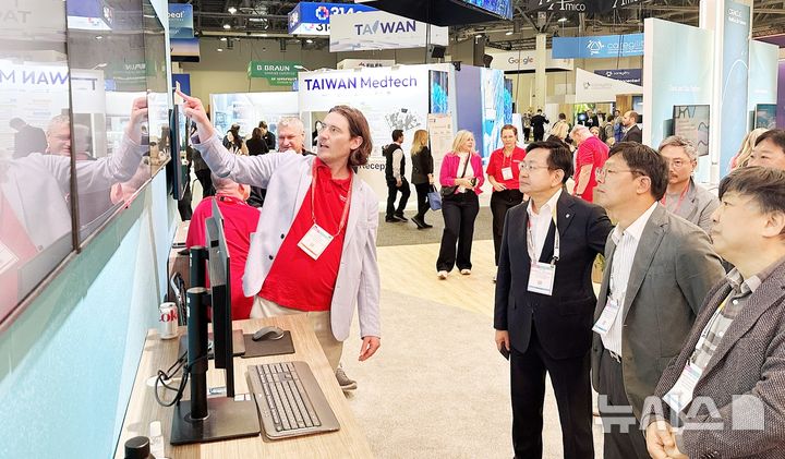 [서울=뉴시스] 고려대의료원이 글로벌 빅테크 기업들과 협력을 통한 AI 기반 혁신에 나서고 있다. HIMSS 2026에서 오라클 관계자와 새로운 에이전틱 AI에 대한 얘기를 나누고 있는 윤을식 고려대 의무부총장(왼쪽부터 첫번째), 손호성 의무기획처장(왼쪽부터 두번째), 박홍석 의료원 의학지능정보본부장(왼쪽부터 세번째). (사진= 고려대의료원 제공)&nbsp;&nbsp;&nbsp;&nbsp;&nbsp;&nbsp;&nbsp; 