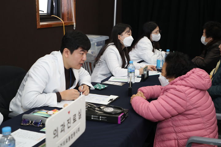 [세종=뉴시스] 농림축산식품부는 농촌 지역 의료 취약계층을 지원하는 '농촌 왕진버스' 사업을 확대하고 올해부터 법률상담 등 다양한 생활서비스를 연계한다고 18일 밝혔다. (사진 = 농식품부 제공) 2026.03.17. *재판매 및 DB 금지