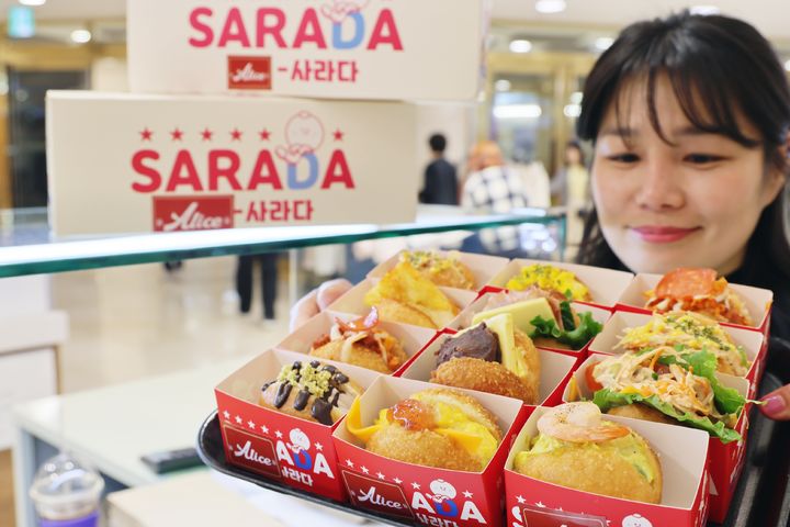 [대구=뉴시스]롯데백화점 상인점은 지하 1층 식품관에서 디저트 브랜드 '엘리스 사라다' 팝업 스토어를 운영한다. (사진=롯데백화점 제공) 2206.03.17. photo@newsis.com *재판매 및 DB 금지