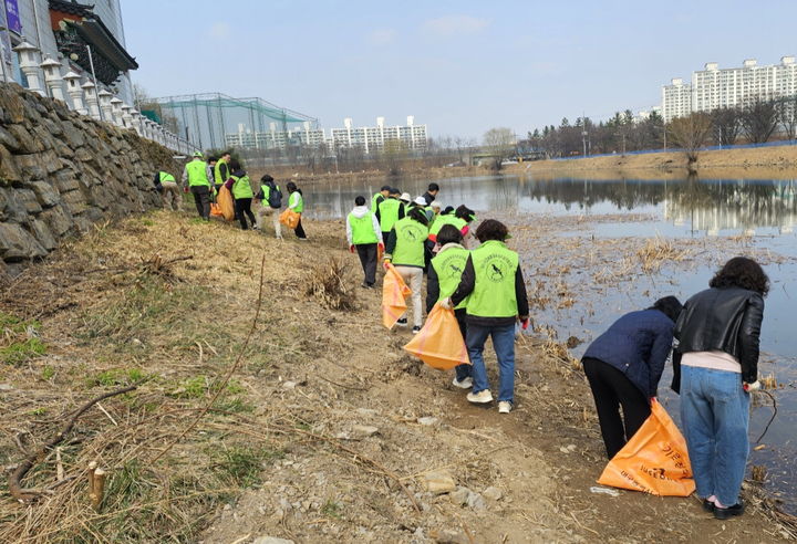 [대구=뉴시스] 대구 수성구는 세계 물의 날을 맞아 환경정화 활동과 물 절약 캠페인을 실시했다. (사진=대구 수성구 제공) 2026.03.17. photo@newsis.com *재판매 및 DB 금지